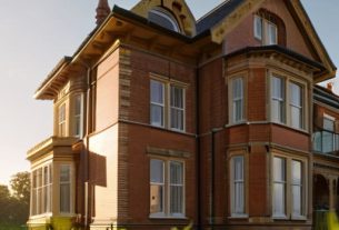 Leasehold vs freehold explained comparison graphic.